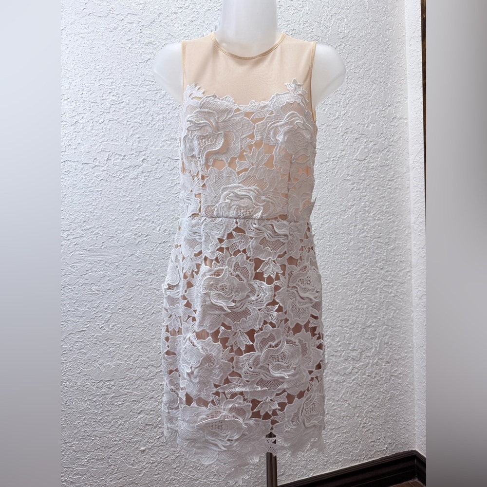 Elegant White Floral Lace Dress - Picture 4 of 10